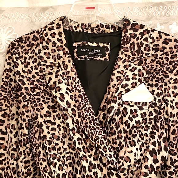NWOT Leopard Print Trenchcoat! BONUS Carry-case or clutch purse! M - Picture 12 of 17